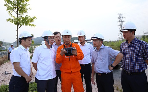 Giữ vững trục truyền tải 500kV Bắc - Nam để đảm bảo điện cho miền Bắc mùa nắng nóng - Ảnh 4. Đoàn công tác kiểm tra công tác ứng dụng UAV trong quản lý vận hành tại Truyền tải điện Nghệ An