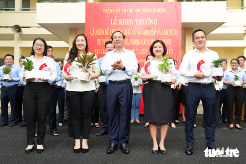 Bí thư Thành ủy Nguyễn Văn Nên khen thưởng gương kể chuyện dưới cờ - Ảnh 1. Bí thư Thành ủy Nguyễn Văn Nên khen thưởng gương kể chuyện dưới cờ - Ảnh 1.