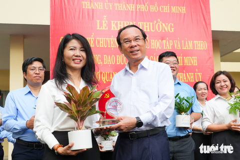 Bí thư Thành ủy Nguyễn Văn Nên khen thưởng gương kể chuyện dưới cờ - Ảnh 4. Bí thư Thành ủy Nguyễn Văn Nên khen thưởng gương kể chuyện dưới cờ - Ảnh 4.