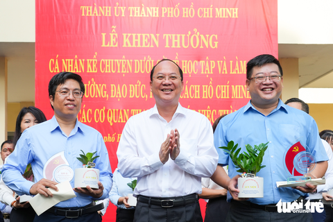 Bí thư Thành ủy Nguyễn Văn Nên khen thưởng gương kể chuyện dưới cờ - Ảnh 5. Bí thư Thành ủy Nguyễn Văn Nên khen thưởng gương kể chuyện dưới cờ - Ảnh 5.