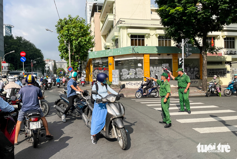Bỡ ngỡ vì đường một chiều, có người tăng ga bỏ chạy khi được CSGT nhắc - Ảnh 2. Bỡ ngỡ vì đường một chiều, có người tăng ga bỏ chạy khi được CSGT nhắc - Ảnh 2.