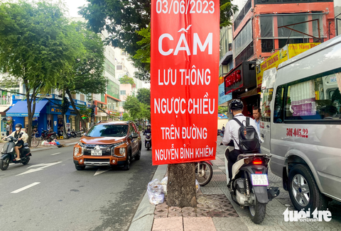 Bỡ ngỡ vì đường một chiều, có người tăng ga bỏ chạy khi được CSGT nhắc - Ảnh 4. Bỡ ngỡ vì đường một chiều, có người tăng ga bỏ chạy khi được CSGT nhắc - Ảnh 4.