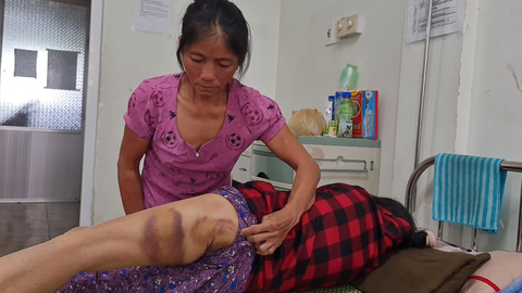 Bà cụ 77 tuổi bị hàng xóm đánh vì nghi để bò vô ruộng dưa hấu - Ảnh 3. Bà cụ 77 tuổi bị hàng xóm đánh vì nghi để bò vô ruộng dưa hấu - Ảnh 3.