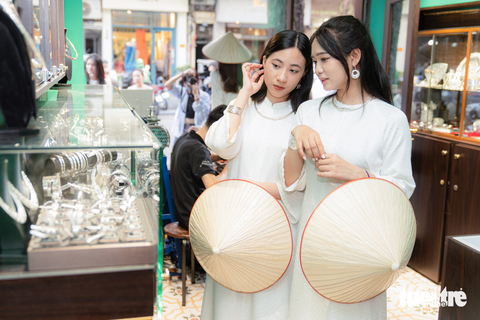 Áo dài lụa, nón lá rủ nhau xuống phố Hà thành - Ảnh 1. Áo dài lụa, nón lá rủ nhau xuống phố Hà thành - Ảnh 1.