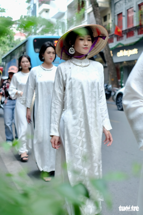 Áo dài lụa, nón lá rủ nhau xuống phố Hà thành - Ảnh 4. Áo dài lụa, nón lá rủ nhau xuống phố Hà thành - Ảnh 4.