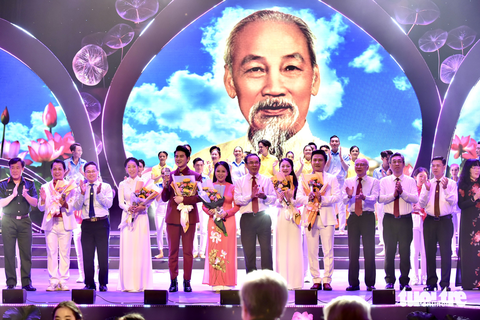 Vang mãi bài ca Hồ Chí Minh - Ảnh 6. Vang mãi bài ca Hồ Chí Minh - Ảnh 6.