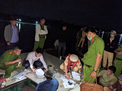 Cục Cảnh sát giao thông phối hợp vây bắt ‘cát tặc’ - Ảnh 1. Cục Cảnh sát giao thông phối hợp vây bắt ‘cát tặc’ - Ảnh 1.