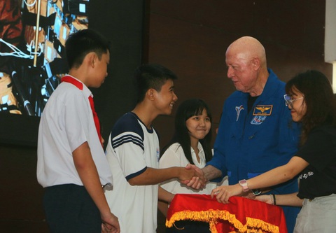 Giao lưu với phi hành gia tại Tuần lễ NASA - Ảnh 1. Giao lưu với phi hành gia tại Tuần lễ NASA - Ảnh 1.