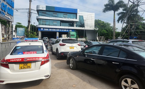 Có tỉnh không còn trung tâm đăng kiểm hoạt động, 31 địa phương có thể ùn tắc- Ảnh 1. Cục Đăng kiểm nhận định có 31 tỉnh, thành phố tái diễn nguy cơ ùn tắc kiểm định xe trong năm 2024 - Ảnh: TUẤN PHÙNG