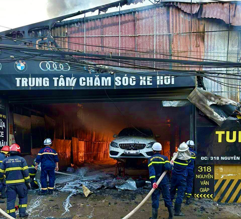 Cháy gara ô tô ở Hà Nội, nhiều xe bị thiêu rụi - Ảnh 2. Cháy gara ô tô ở Hà Nội, nhiều xe bị thiêu rụi - Ảnh 2.