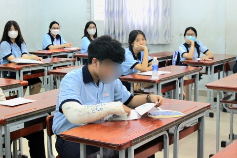 Thi vào lớp 10 ở TP.HCM: Bố trí người ghi bài cho 8 thí sinh bị tai nạn - Ảnh 1. Thi vào lớp 10 ở TP.HCM: Bố trí người ghi bài cho 8 thí sinh bị tai nạn - Ảnh 1.