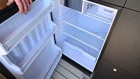 Nhà di động Mercedes-Benz Sprinter đáng kinh ngạc: Giường gắn TV, phòng tắm ẩn bất ngờ - Ảnh 6. Nhà di động Mercedes-Benz Sprinter đáng kinh ngạc: Giường gắn TV, phòng tắm ẩn bất ngờ - Ảnh 6.