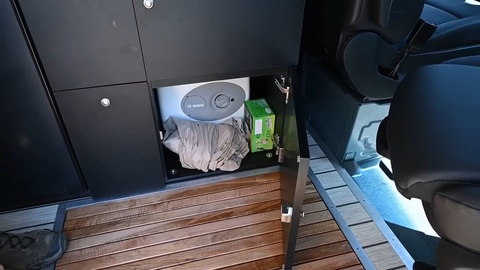 Nhà di động Mercedes-Benz Sprinter đáng kinh ngạc: Giường gắn TV, phòng tắm ẩn bất ngờ - Ảnh 9. Nhà di động Mercedes-Benz Sprinter đáng kinh ngạc: Giường gắn TV, phòng tắm ẩn bất ngờ - Ảnh 9.