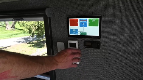 Nhà di động Mercedes-Benz Sprinter đáng kinh ngạc: Giường gắn TV, phòng tắm ẩn bất ngờ - Ảnh 17. Nhà di động Mercedes-Benz Sprinter đáng kinh ngạc: Giường gắn TV, phòng tắm ẩn bất ngờ - Ảnh 17.