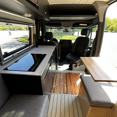 Nhà di động Mercedes-Benz Sprinter đáng kinh ngạc: Giường gắn TV, phòng tắm ẩn bất ngờ - Ảnh 8. Nhà di động Mercedes-Benz Sprinter đáng kinh ngạc: Giường gắn TV, phòng tắm ẩn bất ngờ - Ảnh 8.