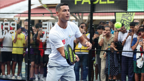 Cristiano Ronaldo gây sốt khi chơi padel tại Singapore - Ảnh 1. Cristiano Ronaldo gây sốt khi chơi padel tại Singapore - Ảnh 1.