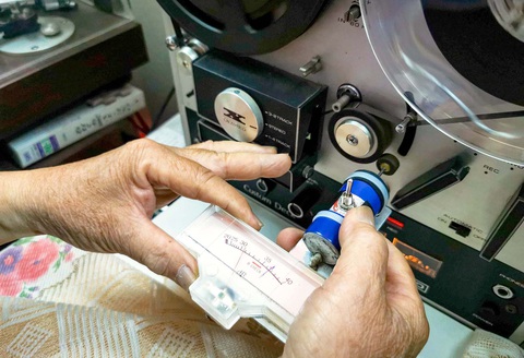 Ông Toàn sửa chiếc máy hát đĩa cũ đầy hoài niệm - Ảnh: VŨ TUẤN Ông Toàn sửa chiếc máy hát đĩa cũ đầy hoài niệm - Ảnh: VŨ TUẤN
