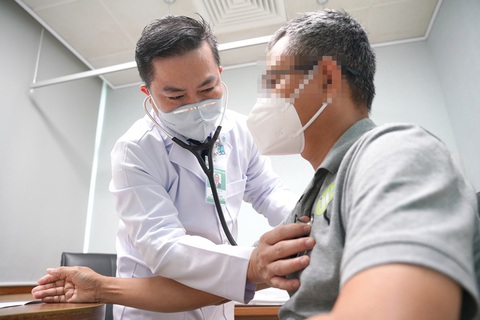 Bác sĩ kiểm tra sức khỏe cho một bệnh nhân - Ảnh: BVCC Bác sĩ kiểm tra sức khỏe cho một bệnh nhân - Ảnh: BVCC