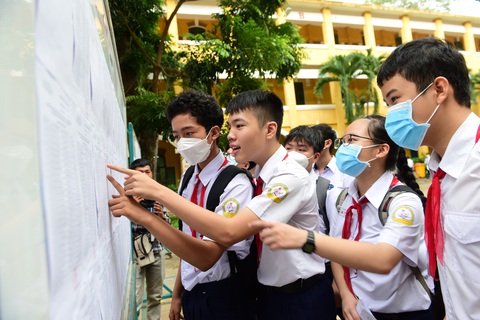 Học sinh đến làm thủ tục thi tại điểm trường THPT Trưng Vương ( Q.1, TP.HCM) - Ảnh: DUYÊN PHAN Học sinh đến làm thủ tục thi tốt nghiệp THPT năm 2023 tại TP.HCM - Ảnh: DUYÊN PHAN