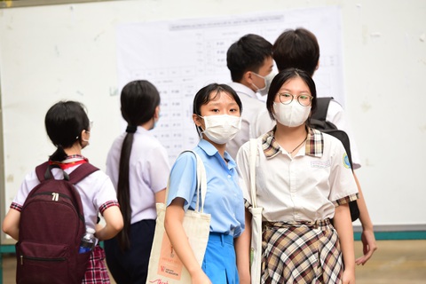 Học sinh đến làm thủ tục thi tại điểm trường THPT Trưng Vương ( Q.1, TP.HCM) - Ảnh: DUYÊN PHAN Học sinh đến làm thủ tục thi tại điểm trường THPT Trưng Vương ( Q.1, TP.HCM) - Ảnh: DUYÊN PHAN