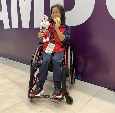 Vi Thị Hằng với tấm HCV ASEAN Para Games 12- Ảnh: NVCC Vi Thị Hằng với tấm HCV ASEAN Para Games 12- Ảnh: NVCC