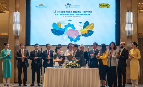 Vietnam Airlines mang suất ăn hàng không đến những người có hoàn cảnh khó khăn - Ảnh 1. Vietnam Airlines và Tổ chức giải cứu thực phẩm VietHarvest ký kết hợp tác quyên góp các suất ăn hàng không chưa sử dụng tới những người có hoàn cảnh khó khăn - Ảnh: VNA