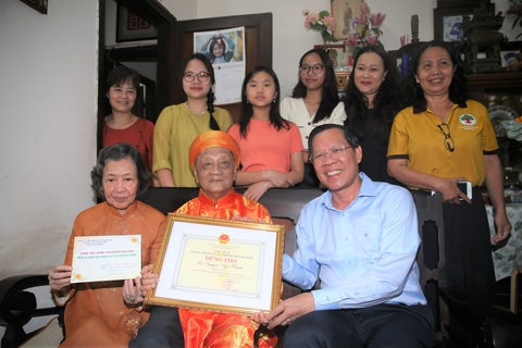 Chủ tịch UBND TP.HCM Phan Văn Mãi thăm, chúc thọ người cao tuổi - Ảnh 1. Chủ tịch UBND TP.HCM Phan Văn Mãi thăm, chúc thọ người cao tuổi - Ảnh 1.