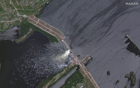 Nhà máy thủy điện ở Kherson bị phá hủy hoàn toàn - Ảnh 2. Đập Nova Kakhovka ở Kherson thuộc miền nam Ukraine bị vỡ ngày 6-6 - Ảnh: REUTERS