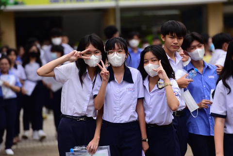 Ảnh: DUYÊN PHAN Thí sinh vui vẻ ra về sau khi kết thúc môn thi đầu tiên tại điểm thi THPT Phú Nhuận - Ảnh: DUYÊN PHAN
