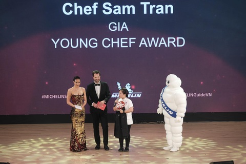 Nhận giải Michelin Young Chef, đầu bếp Sam Trần gửi lời cảm ơn tới các đồng đội đã cùng mình phục vụ thật tốt bữa ăn ngày hôm nay Nhận giải Michelin Young Chef, đầu bếp Sam Trần gửi lời cảm ơn tới các đồng đội đã cùng mình phục vụ thật tốt bữa ăn ngày hôm nay