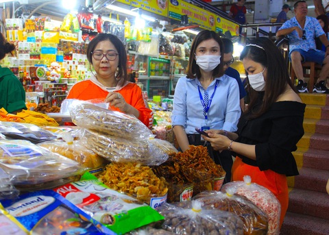 Đưa sản phẩm OCOP Đà Nẵng 'bay xa' cùng du lịch - Ảnh 2. Các sản phẩm OCOP có tiềm năng tiêu thụ to lớn nhờ du lịch phát triển - Ảnh: TRƯỜNG TRUNG