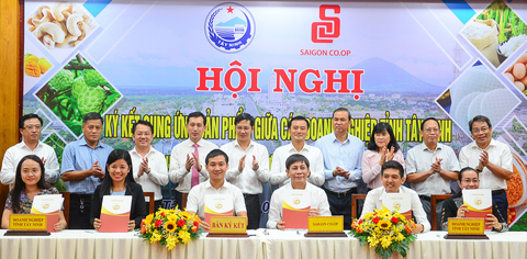 Ông Nguyễn Anh Đức - tổng giám đốc Saigon Co.op (đứng thứ 3 từ trái sang) - trong lễ ký kết hợp tác với các doanh nghiệp tỉnh Tây Ninh - Ảnh: QUANG ĐỊNH Ông Nguyễn Anh Đức - tổng giám đốc Saigon Co.op (đứng thứ 3 từ trái sang) - trong lễ ký kết hợp tác với các doanh nghiệp tỉnh Tây Ninh - Ảnh: QUANG ĐỊNH