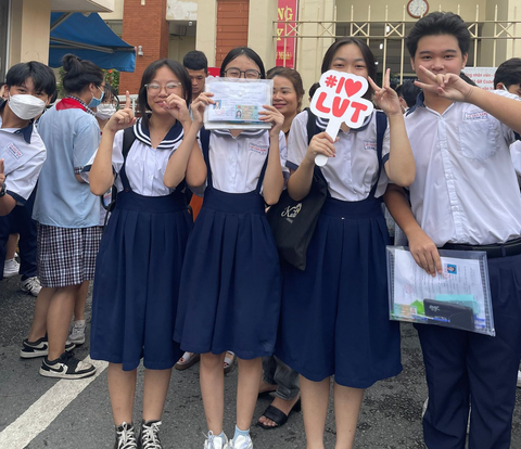 Học sinh Trường THCS Lê Văn Tám, quận Bình Thạnh rất vui khi được các thầy cô của mình đón và động viên trước khi vào phòng thi - Ảnh: LIÊN CHI Học sinh Trường THCS Lê Văn Tám, quận Bình Thạnh rất vui khi được các thầy cô của mình đón và động viên trước khi vào phòng thi - Ảnh: LIÊN CHI