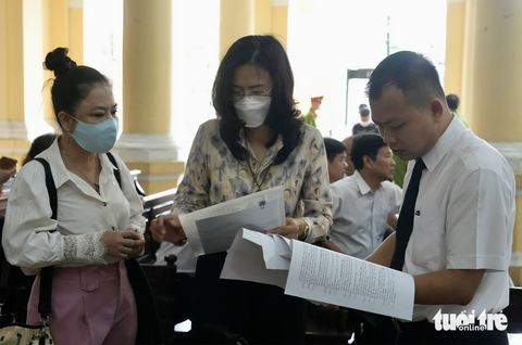 Vụ Thuduc House: Cựu cục phó Cục Thuế TP.HCM và 66 người hầu tòa - Ảnh 1. Bà Nguyễn Bích Hạnh (giữa) đến tòa sáng nay- Ảnh: HỮU HẠNH