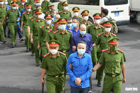 Vụ Thuduc House: Cựu cục phó Cục Thuế TP.HCM và 66 người hầu tòa - Ảnh 3. Các bị cáo được dẫn giải đến tòa sáng nay- Ảnh: HỮU HẠNH