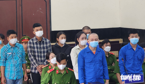 Bắt giữ người trái phép và cướp tài sản, 13 người lãnh 50 năm tù - Ảnh 1. Bắt giữ người trái phép và cướp tài sản, 13 người lãnh 50 năm tù - Ảnh 1.