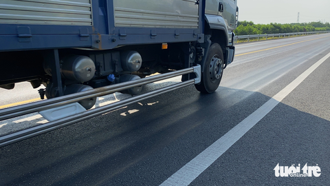Mới sau 6 tháng, cao tốc Cam Lộ - La Sơn đã nhấp nhô con lươn - Ảnh 2. Mới sau 6 tháng, cao tốc Cam Lộ - La Sơn đã nhấp nhô con lươn - Ảnh 2.