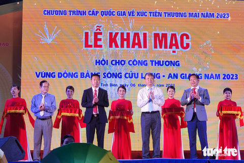 400 gian hàng Việt và Campuchia tại Hội chợ công thương vùng ĐBSCL năm 2023 - Ảnh 3. 400 gian hàng Việt và Campuchia tại Hội chợ công thương vùng ĐBSCL năm 2023 - Ảnh 3.