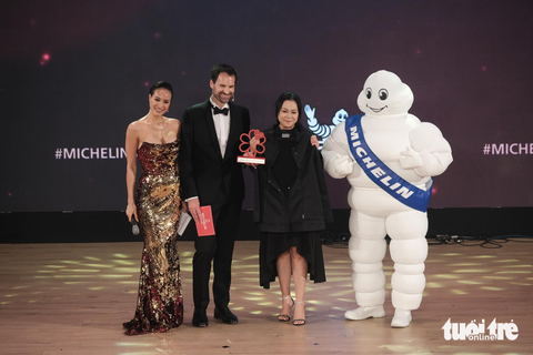4 nhà hàng được gắn sao Michelin tại Việt Nam: Anăn Saigon, Gia, Hibana by Koki và Tầm Vị - Ảnh 5. Nguyễn Thị Nụ (nhà hàng Vietnam House) đạt Michelin Service Award - giải thưởng dành cho chất lượng phục vụ - Ảnh: MAI THƯƠNG