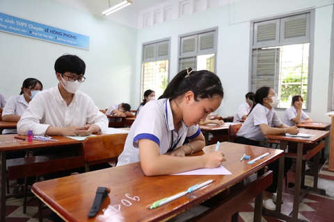Thí sinh dự thi môn ngoại ngữ tại điểm thi Trường THPT Chuyên Lê Hồng Phong (quận 1) chiều 6-6 - Ảnh: PHƯƠNG QUYÊN Thí sinh dự thi môn ngoại ngữ tại điểm thi Trường THPT chuyên Lê Hồng Phong (quận 1) chiều 6-6 - Ảnh: PHƯƠNG QUYÊN