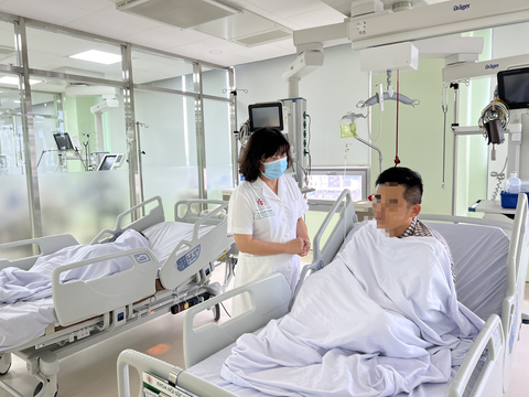 Sức khỏe hai cha con hôn mê khi ngủ trong ô tô hiện ra sao? - Ảnh 1. Sức khỏe hai cha con hôn mê khi ngủ trong ô tô hiện ra sao? - Ảnh 1.
