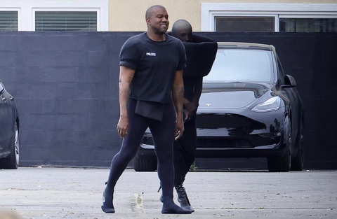 Kanye West và vợ mới gây sốc với thời trang kỳ quặc - Ảnh 1. Kanye West và vợ mới gây sốc với thời trang kỳ quặc - Ảnh 1.
