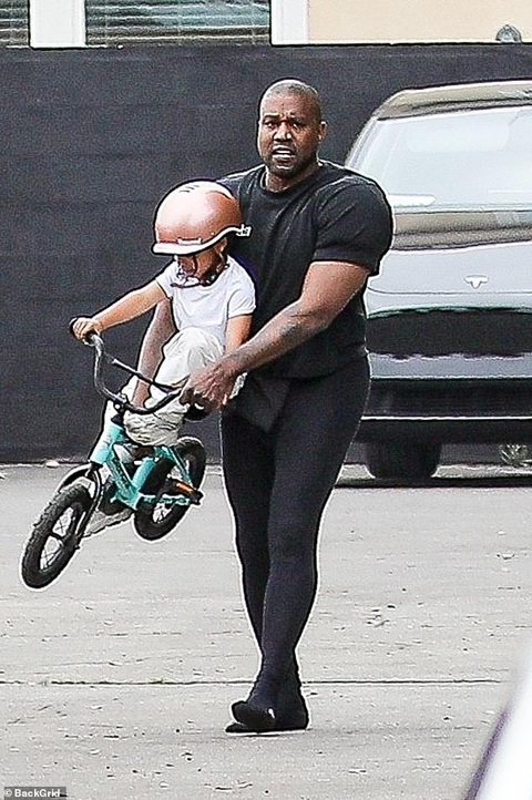 Kanye West và vợ mới gây sốc với thời trang kỳ quặc - Ảnh 5. Kanye West và vợ mới gây sốc với thời trang kỳ quặc - Ảnh 5.
