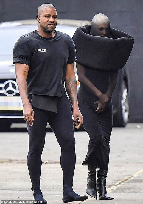 Rapper Kanye West và vợ làm trò lố: Trời không mưa vẫn mặc áo mưa- Ảnh 6. Những trang phục kỳ quặc tự chế của cặp đôi cũng không nhận được phản ứng khá khẩm hơn