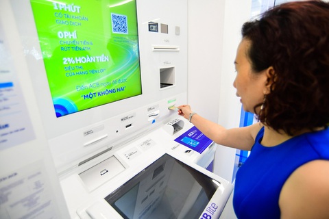 Trong năm 2022 - 2023, ACB liên tiếp ra mắt và phát triển các tính năng tân tiến ứng dụng công nghệ cao AI - Ảnh: QUANG ĐỊNH Trong năm 2022 - 2023, ACB liên tiếp ra mắt và phát triển các tính năng tân tiến ứng dụng công nghệ cao AI - Ảnh: QUANG ĐỊNH