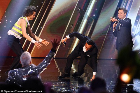 MC Britains Got Talent bị tân quán quân xô ngã vào đêm chung kết - Ảnh 2. MC Britains Got Talent bị tân quán quân xô ngã vào đêm chung kết - Ảnh 2.