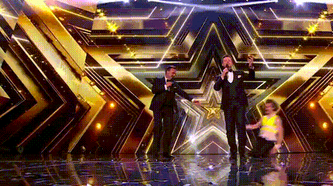 MC Britains Got Talent bị tân quán quân xô ngã vào đêm chung kết - Ảnh 1. MC Britains Got Talent bị tân quán quân xô ngã vào đêm chung kết - Ảnh 1.