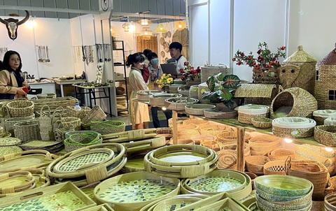 Nhiều nhà mua hàng đến từ các nước đã có mặt tại Việt Nam để tìm kiếm nguồn cung hàng hóa thông qua hội chợ xuất khẩu - Ảnh: N.BÌNH Nhiều nhà mua hàng đến từ các nước đã có mặt tại Việt Nam để tìm kiếm nguồn cung hàng hóa thông qua hội chợ xuất khẩu - Ảnh: N.BÌNH
