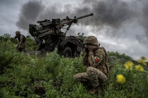Pháo binh Ukraine tấn công quân Nga trong thành phố Avdiivka ngày 31-5 - Ảnh: REUTERS Pháo binh Ukraine tấn công quân Nga trong thành phố Avdiivka ngày 31-5 - Ảnh: REUTERS