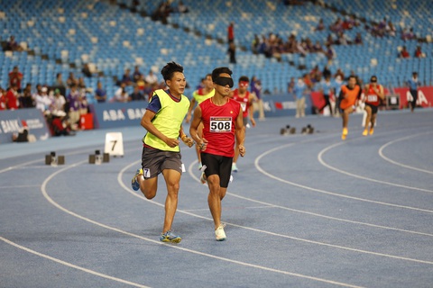 Hai huy chương vàng điền kinh đầy cảm xúc ở Para Games 12 - Ảnh 1. Hai huy chương vàng điền kinh đầy cảm xúc ở Para Games 12 - Ảnh 1.